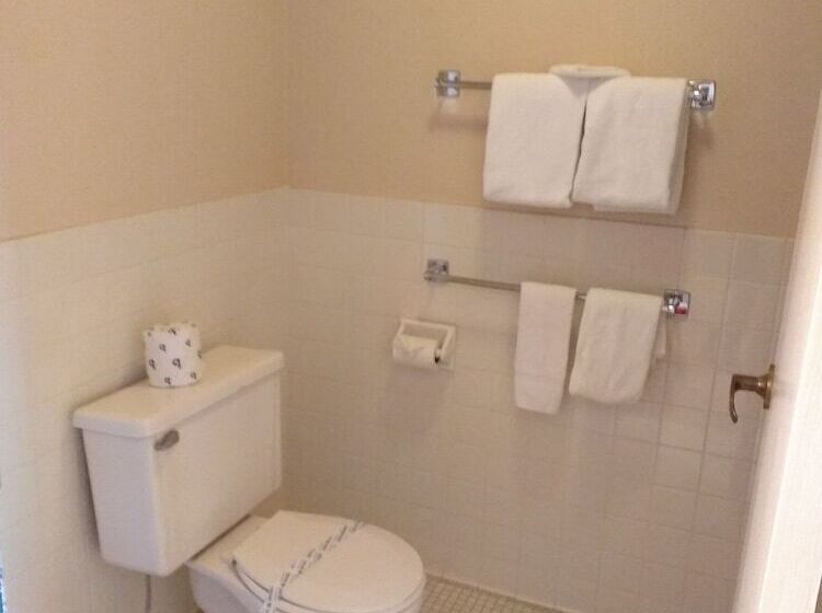 בית מלון כפרי The Charles Inn At Vacationland Inns