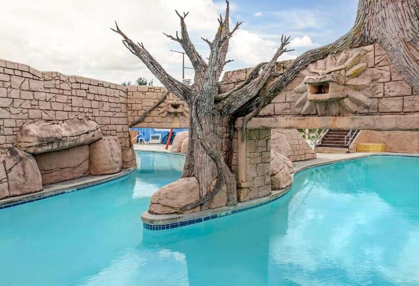 استراحتگاه Polynesian Hotel & Suites Wisconsin Dells/lake Delton