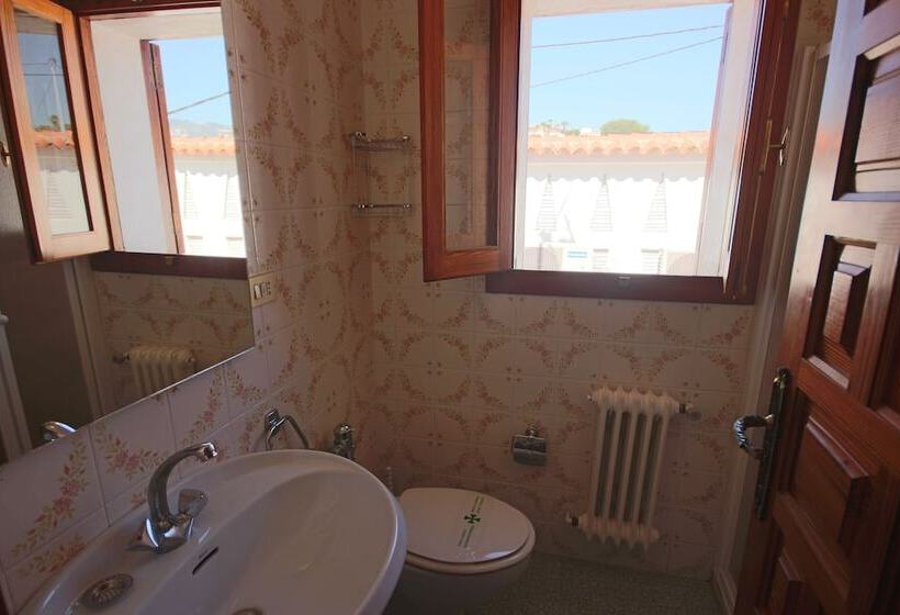 Only 100m To The Beach! Spacious Villa With Private Pool   12 People