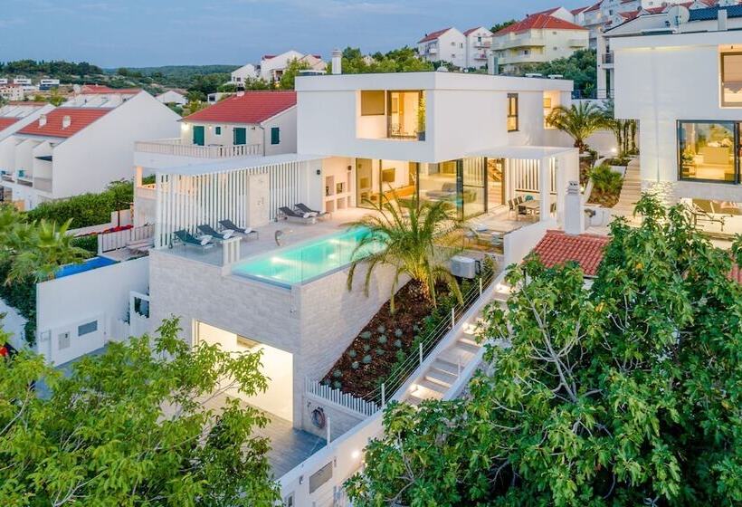 Luxury Villa Luna With Swimming Pool