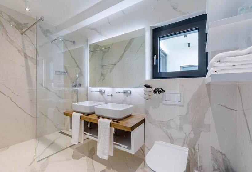 Luxury Villa Luna With Swimming Pool