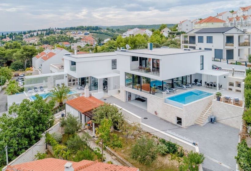 Luxury Villa Soleil With Swimming Pool