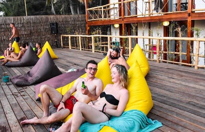Mad Monkey Gili Trawangan   Hostel