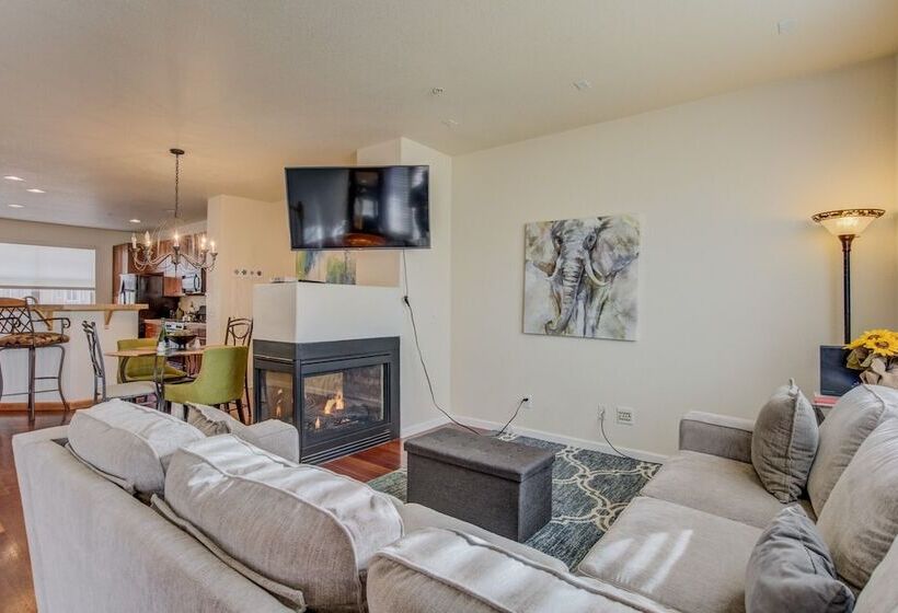 Urban Practicality! 3 Beds, Patios & Dog Friendly