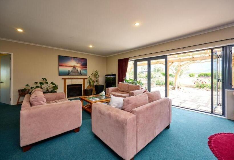 هتل Awatea Country Bed & Breakfast