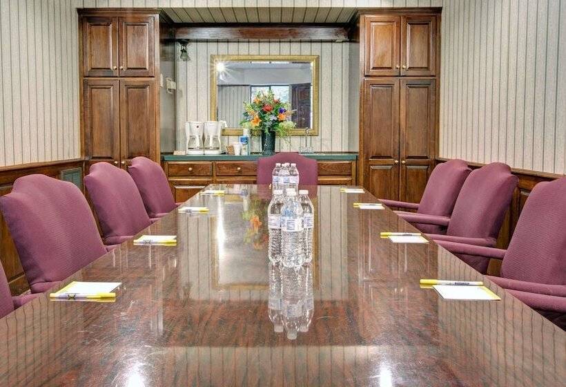 هتل Days Inn & Suites By Wyndham Hickory