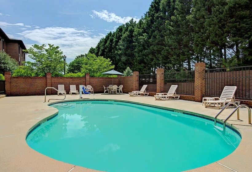 هتل Days Inn & Suites By Wyndham Hickory