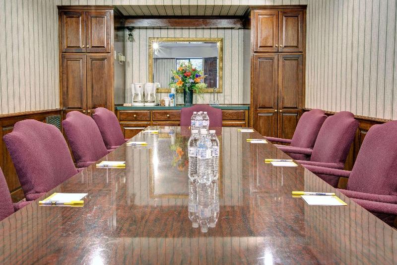 هتل Days Inn & Suites By Wyndham Hickory