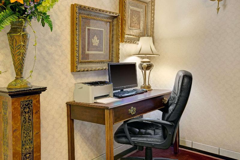 هتل Days Inn & Suites By Wyndham Hickory