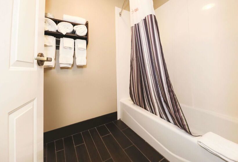 هتل La Quinta Inn By Wyndham Sandusky Near Cedar Point