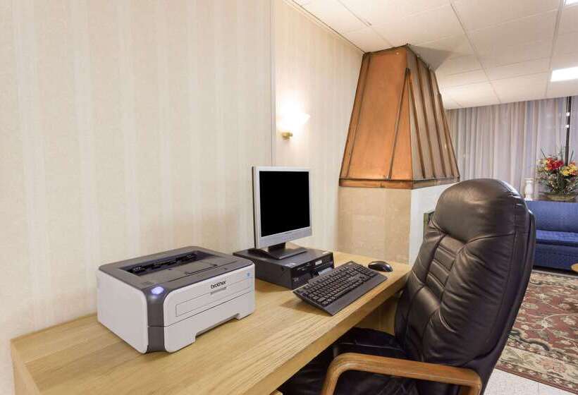فندق Ramada By Wyndham Triangle/quantico