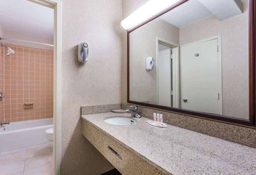فندق Ramada By Wyndham Triangle/quantico