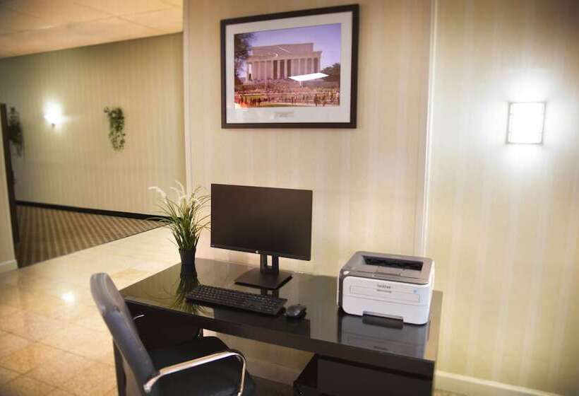 فندق Ramada By Wyndham Triangle/quantico