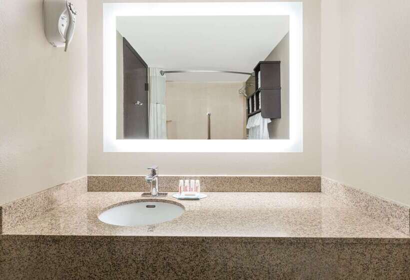 هتل Ramada By Wyndham Tuscaloosa