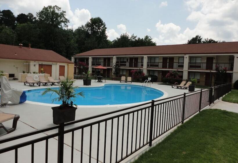 هتل Ramada By Wyndham Tuscaloosa