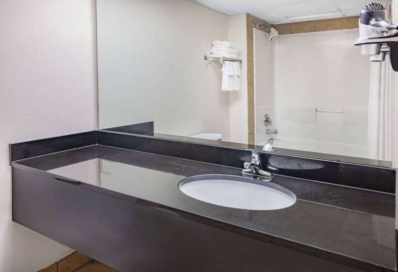 فندق Ramada By Wyndham West Atlantic City