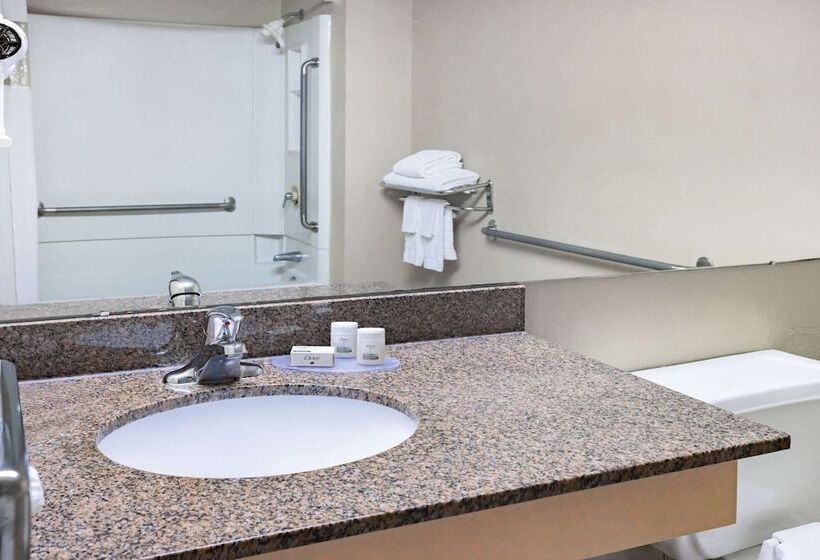 فندق Ramada By Wyndham West Atlantic City