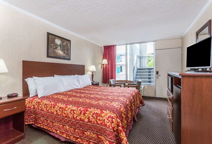 هتل Ramada Limited Norfolk