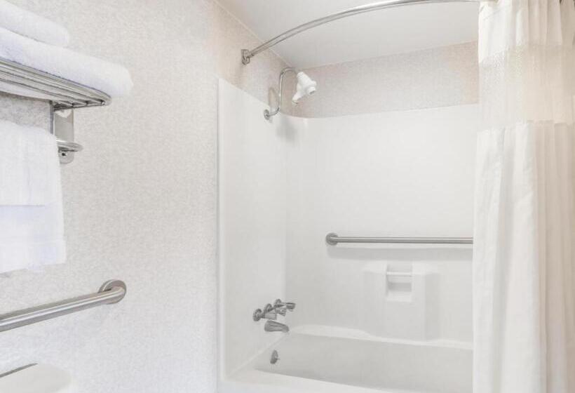 هتل Ramada Limited Norfolk