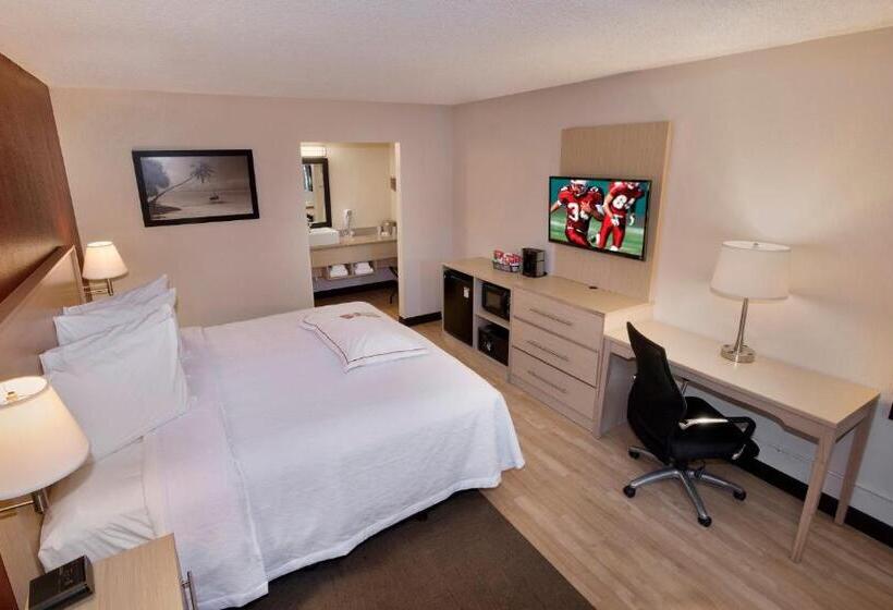 בית מלון כפרי Red Roof Inn Plus+ & Suites Naples Downtown 5th Ave S