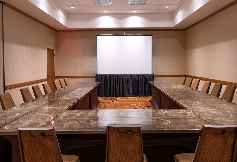 בית מלון כפרי Sheraton Minneapolis West