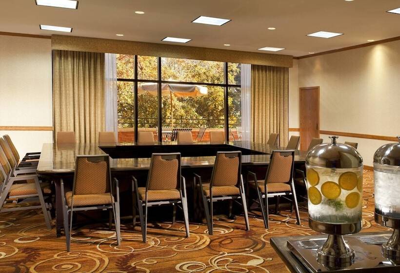 בית מלון כפרי Sheraton Minneapolis West