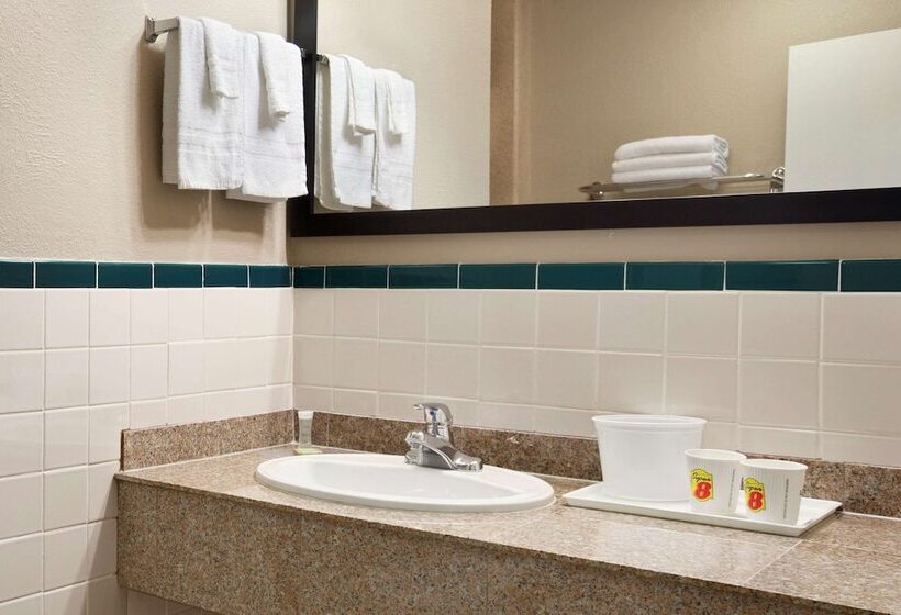 בית מלון כפרי Super 8 By Wyndham Mcallen Downtown Airport La Plaza Mall
