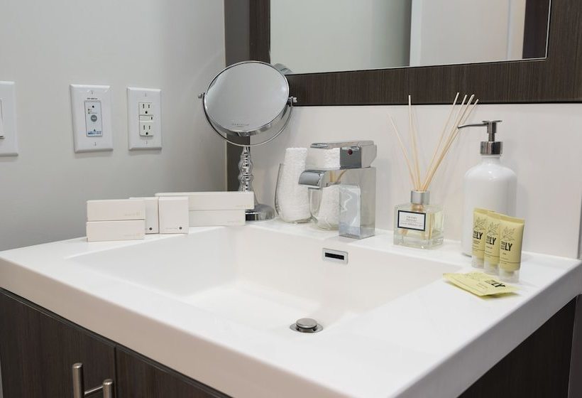 בית מלון כפרי Metropolis Suites  Yonge Sheppard
