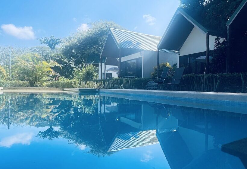 هتل Villas Cabuya Beach & Forest
