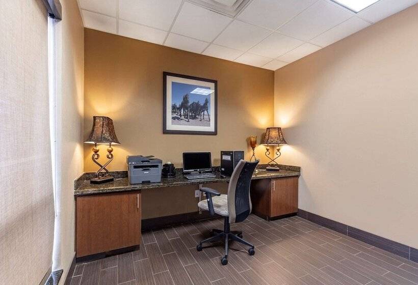 호텔 Comfort Inn & Suites Shawnee North Near I40