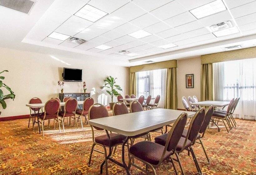 호텔 Comfort Inn & Suites Shawnee North Near I40