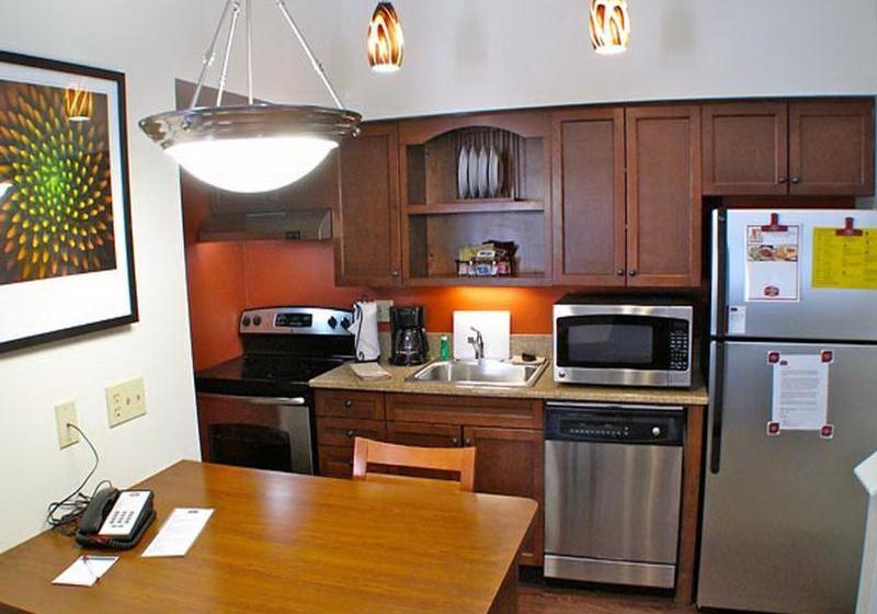 اقامتگاه Albany Airport Inn & Suites