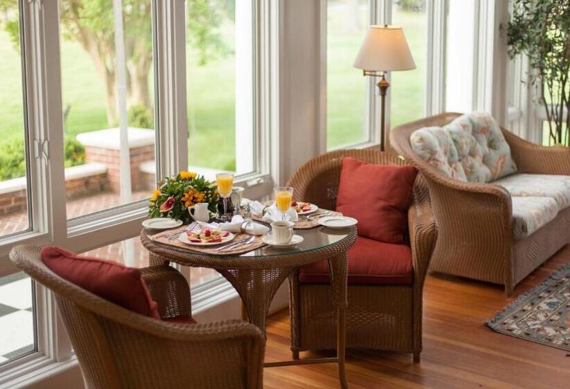 Bed and Breakfast Inn At Warner Hall