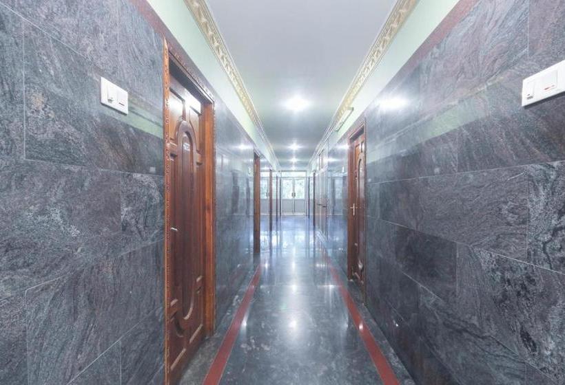 호텔 Spot On 65272 Ganapathy Lodge