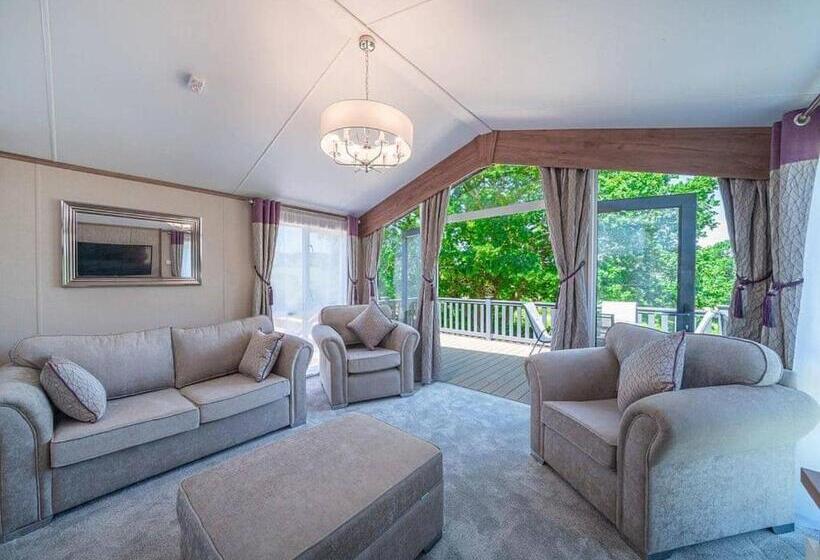 منتجع Andrewshayes Orchard Retreat
