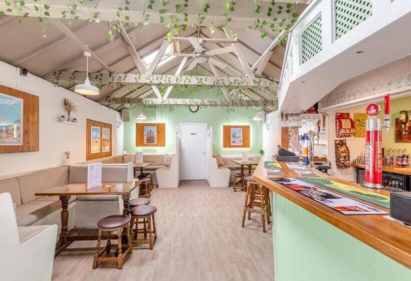 منتجع Andrewshayes Orchard Retreat