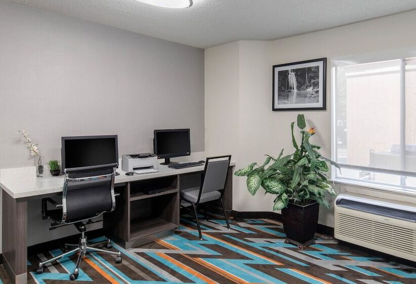 هتل Clarion Inn & Suites Dfw North