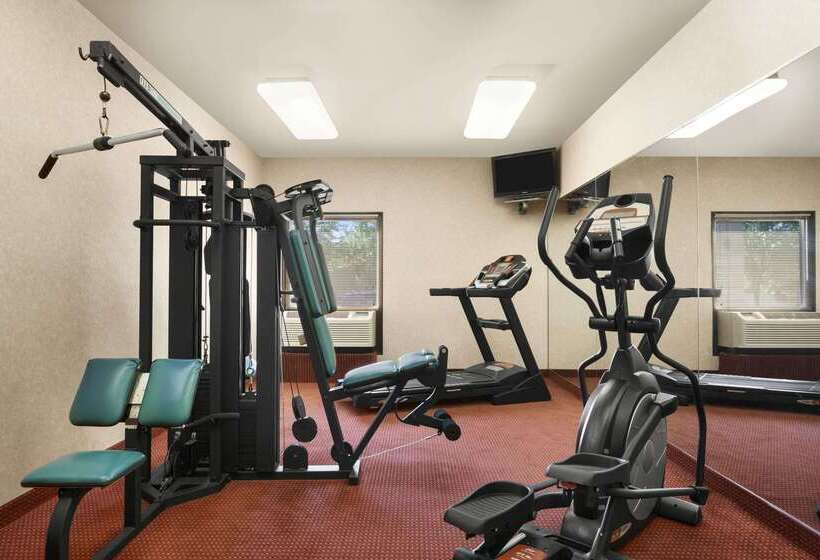 هتل Days Inn & Suites By Wyndham Cedar Rapids