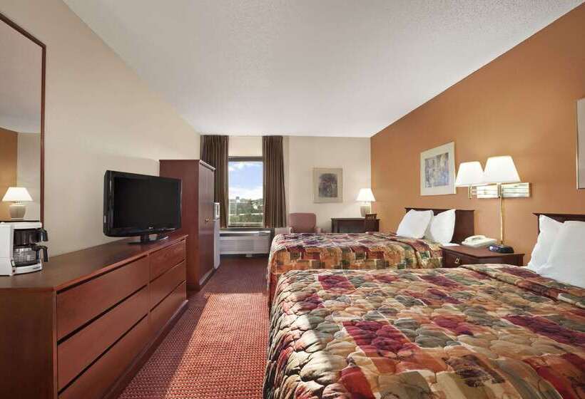 هتل Days Inn & Suites By Wyndham Cedar Rapids
