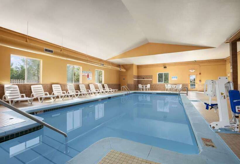 هتل Days Inn & Suites By Wyndham Cedar Rapids