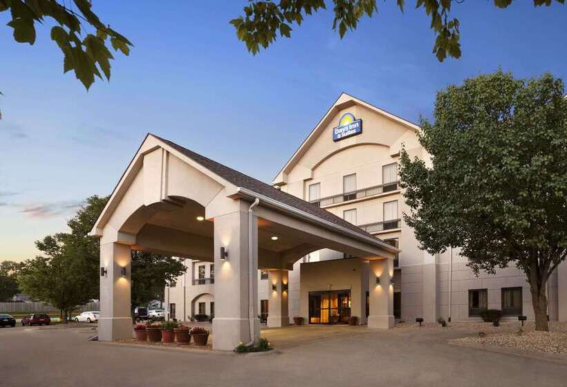 هتل Days Inn & Suites By Wyndham Cedar Rapids