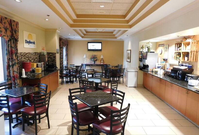 هتل Days Inn & Suites By Wyndham Cedar Rapids