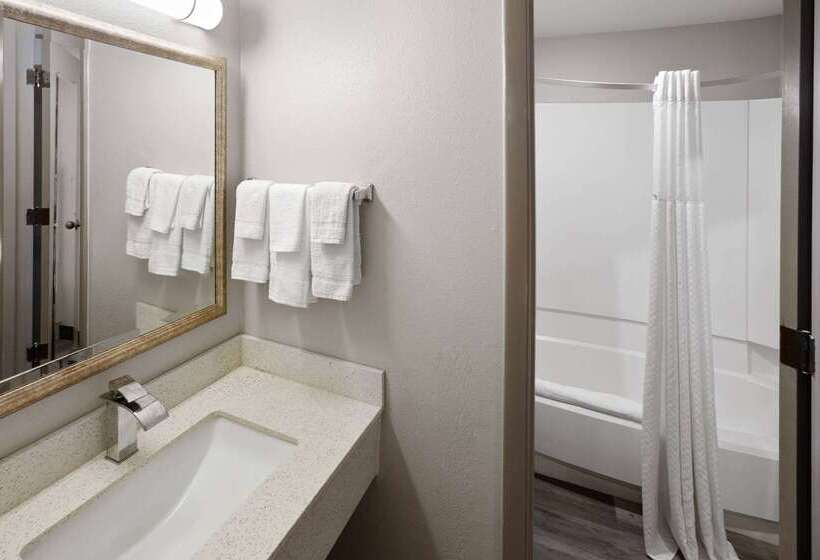 בית מלון כפרי Days Inn & Suites By Wyndham Northwest Indianapolis