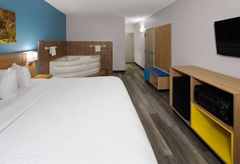 בית מלון כפרי Days Inn & Suites By Wyndham Northwest Indianapolis