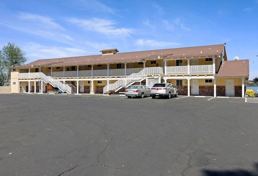 فندق Skylark Shores Resort