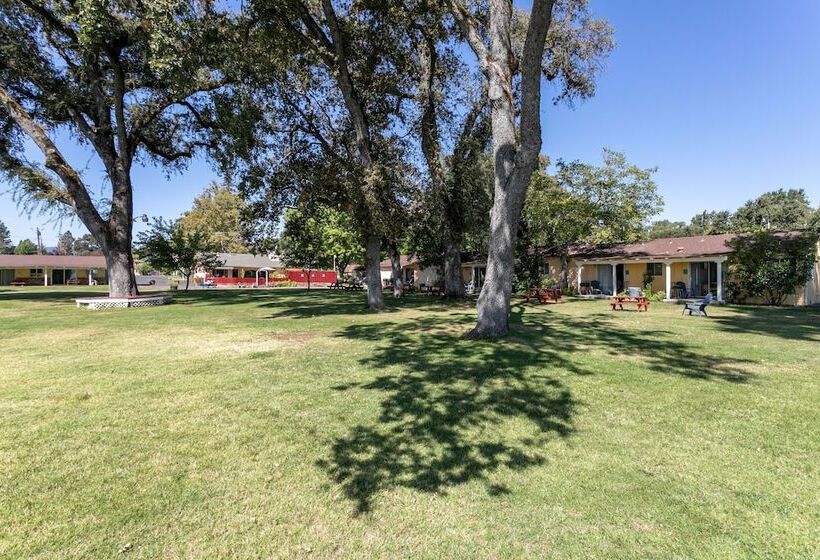 فندق Skylark Shores Resort