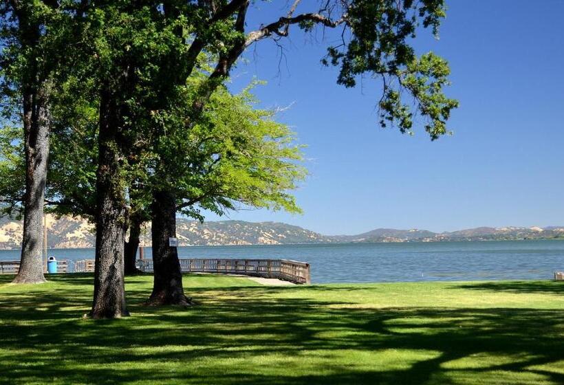 فندق Skylark Shores Resort