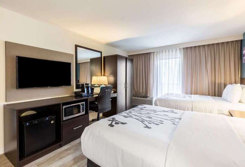 هتل Sleep Inn On The Beach