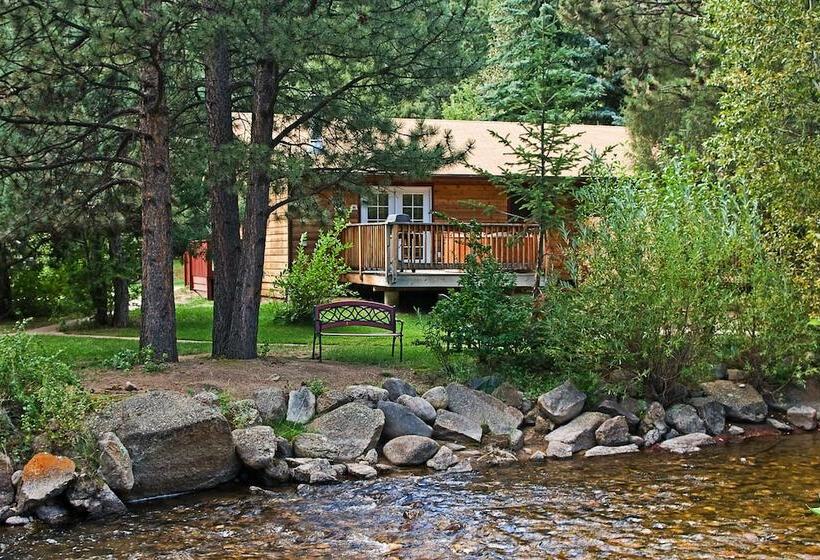 هتل Streamside On Fall River