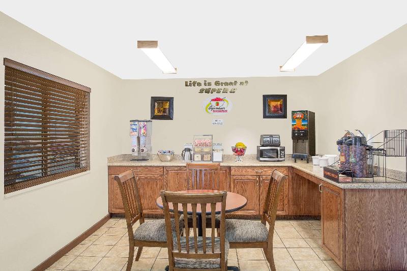 هتل Super 8 By Wyndham St. George Ut